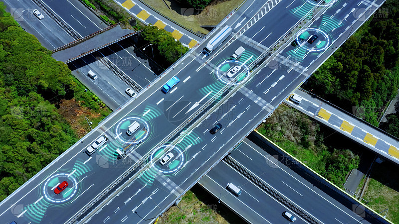 以公路技术状况评定标准及养护相关规范为依据，以惠民、路畅为目标，对人、车、物、事、财整合管控，搭建智慧公路云脑。