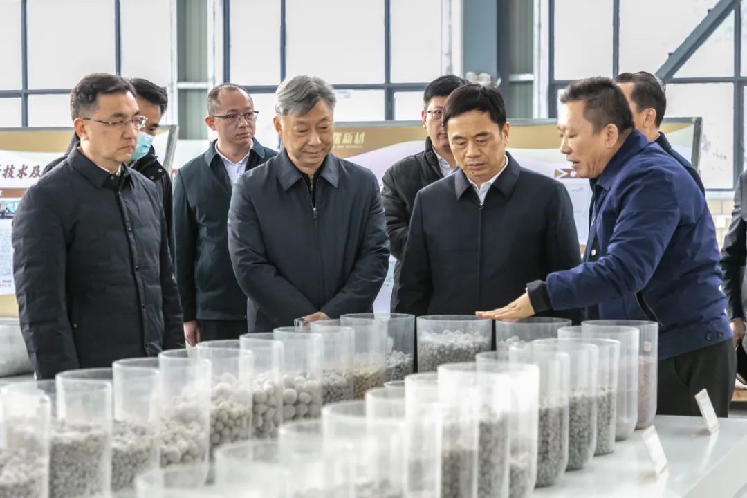 2024年1月3日，市委副书记、市长马泽江一行莅临昌耀新材调研磷石膏综合利用情况。