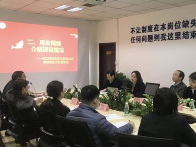 罗