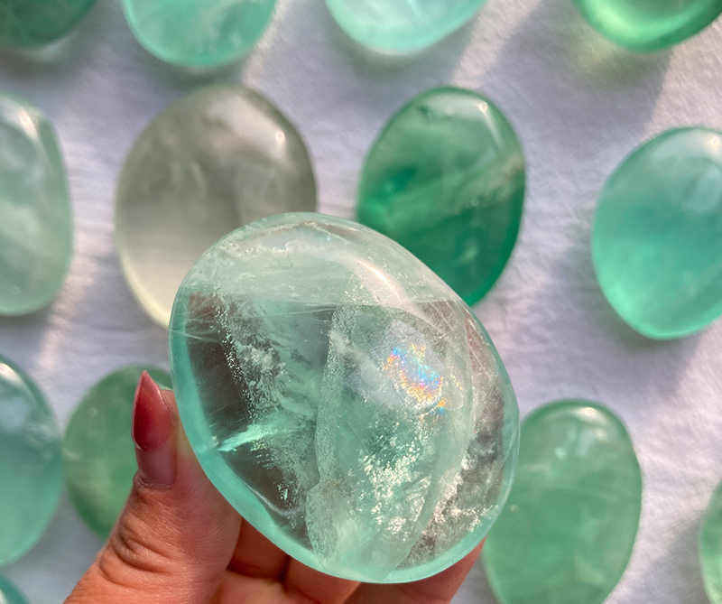 Green-fluorite-palm-stone