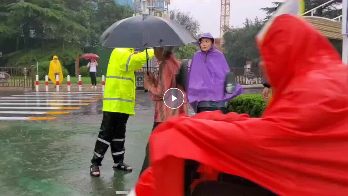 机动执勤一大队全警动员，雨中坚守，守护者平安，传递着温暖