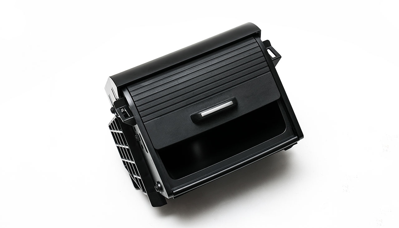 汽车系列_0007_汽车储物盒-双色注塑产品，滑动配合精度高，外观要求高