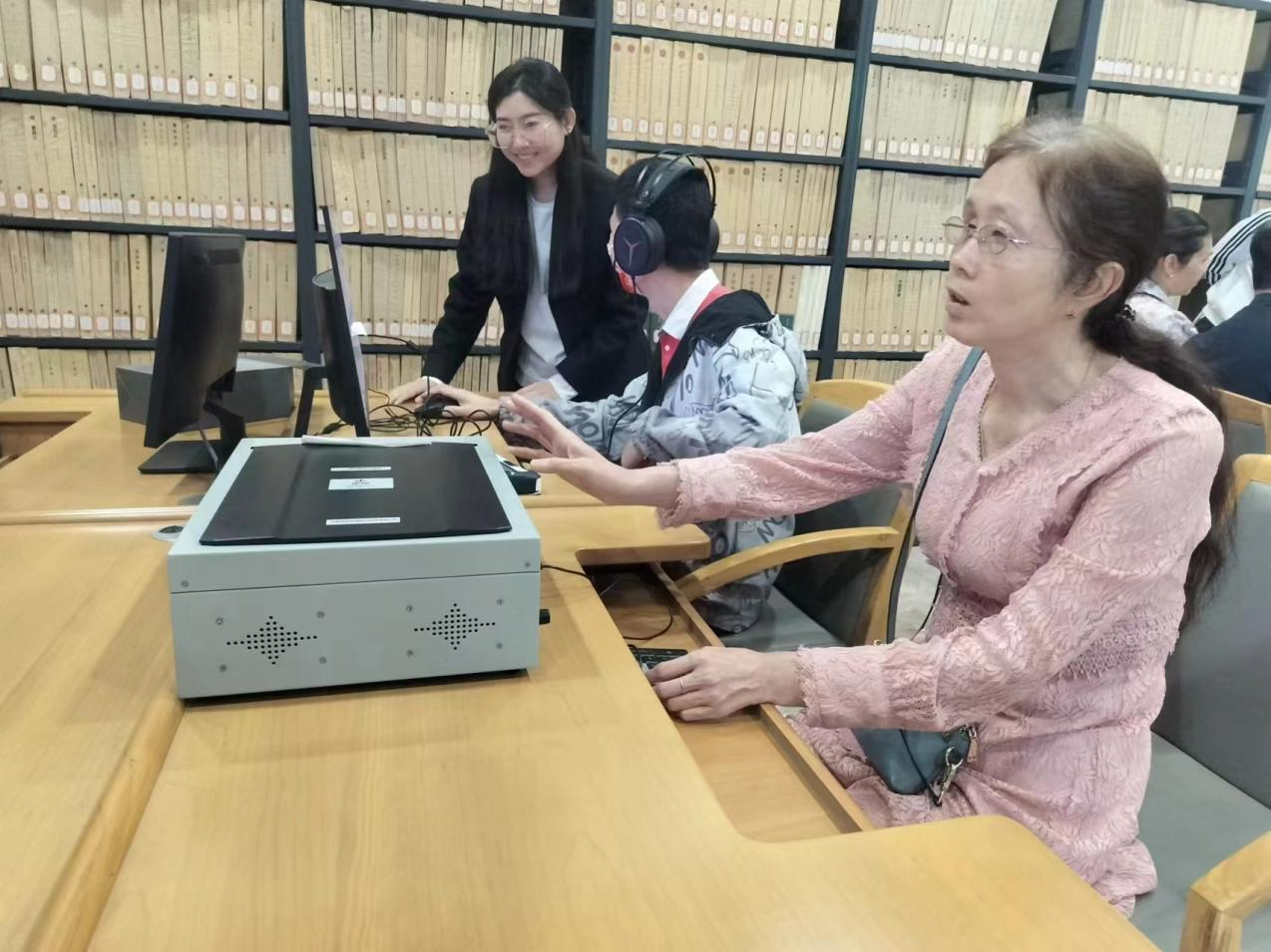 市残联在图书馆开展“书香中国 阅读有我”残疾人无障碍阅读活动