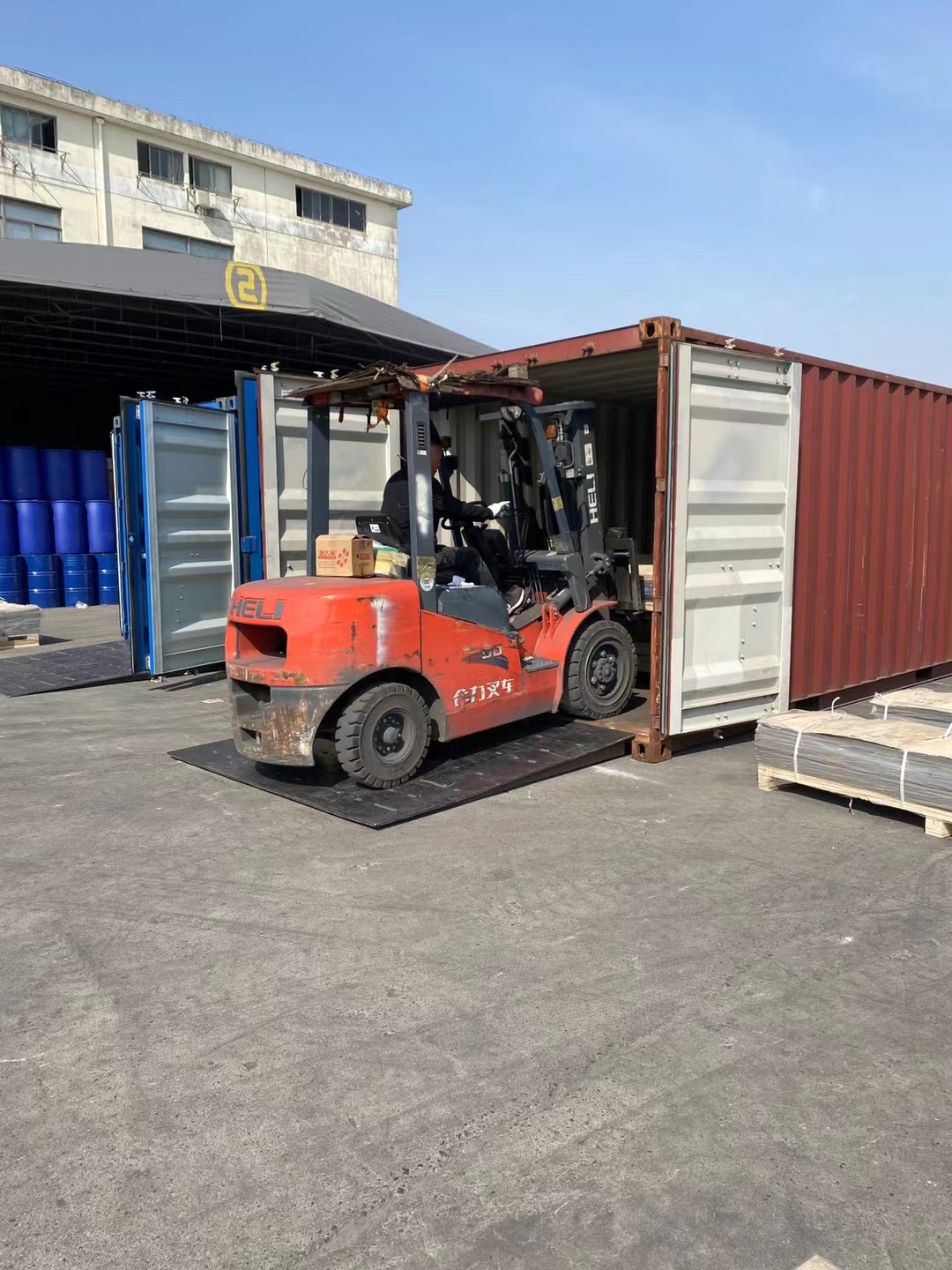 FORKLIFT LOADING AND UNLOADING