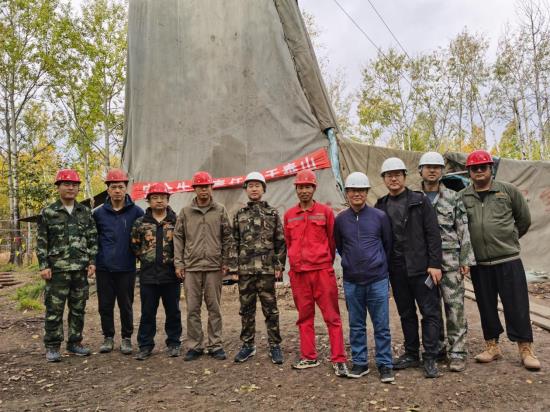 李光辉（左一）与铜山南项目部工作人员合影   申斌摄