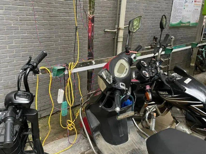 鹏飞吾限充,电动两轮车智能无线充电桩,共享电单车智能无线充电站,两轮电动车无线充电,电动自行车无线充电桩