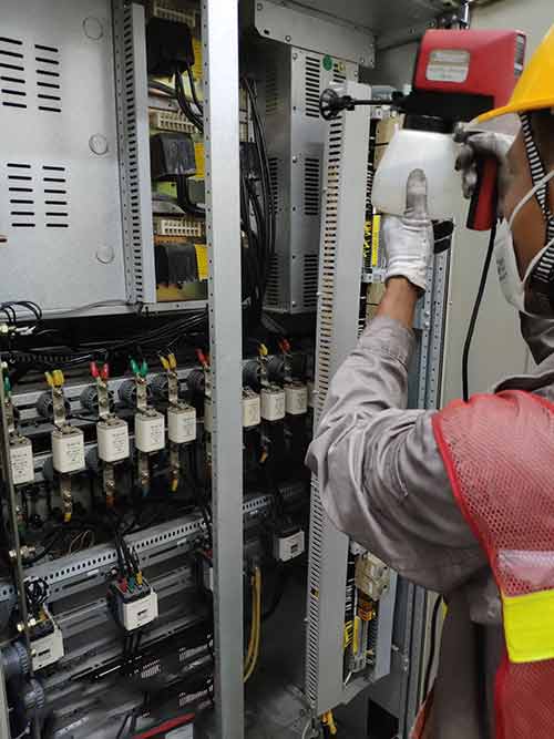 低壓配電設(shè)備帶電絕緣清潔4