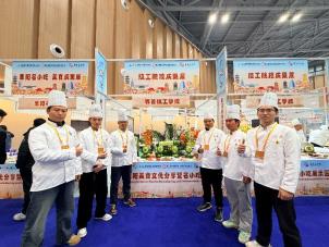 一群人站在商店前
AI 生成的内容可能不正确。