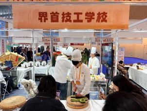 人们在看台上的人在商店里
AI 生成的内容可能不正确。