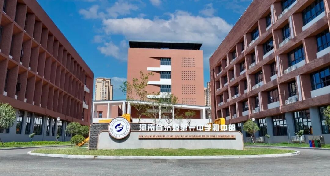 学校东门.jpg
