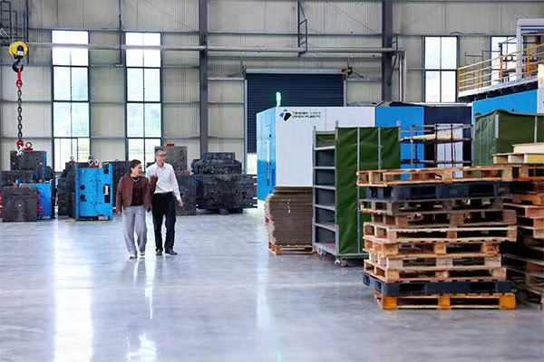 银行工作人员实地走访。向诗佳摄