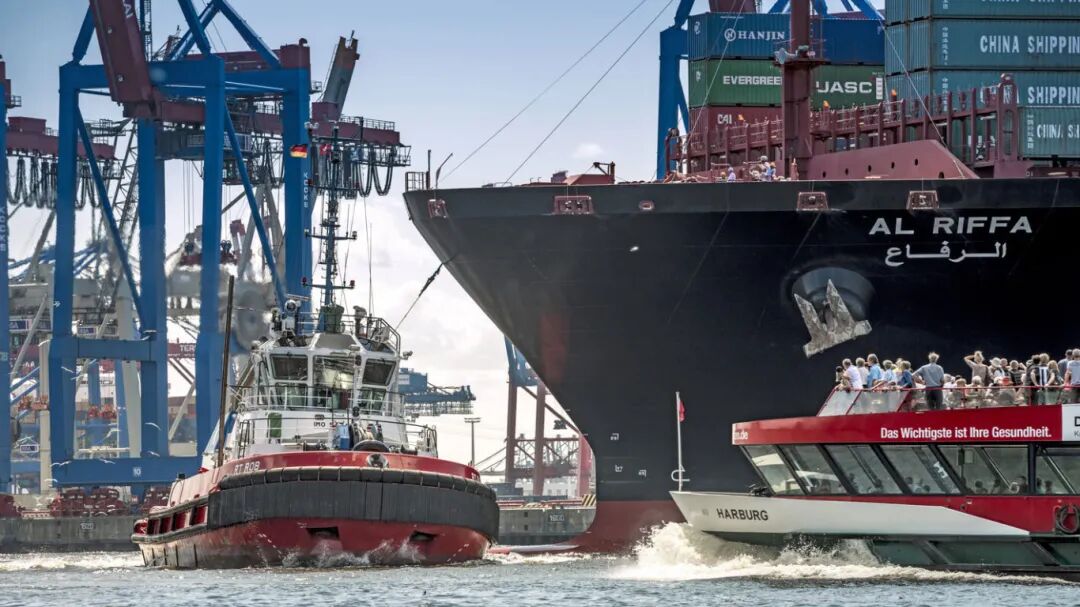 Hafenschlepper-bugsieren-ein-Containerschiff-im-Hamburger-Hafen-an-den-Anleger2.jpg
