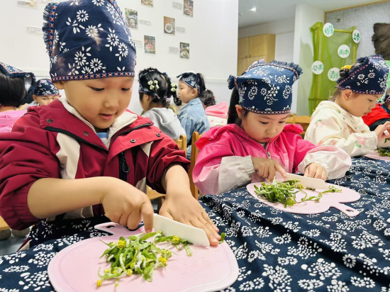 图为幼儿制作清明粑。 陈甜甜 摄