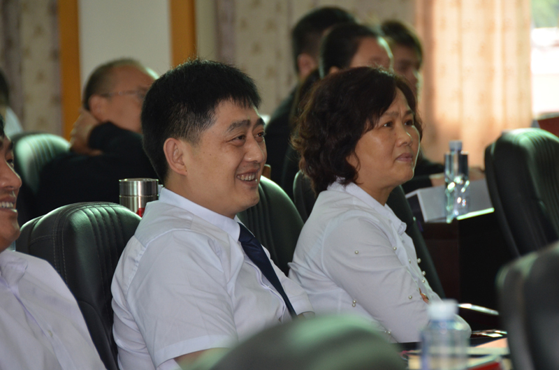 局长向安生和副局长颜建燕在比赛现场