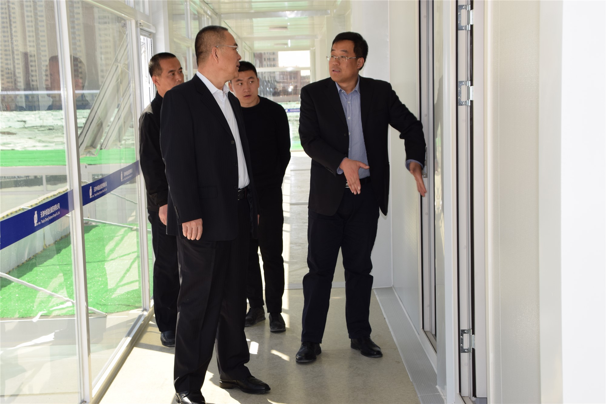 项目经理李树伟为公司领导讲述项目部的布置