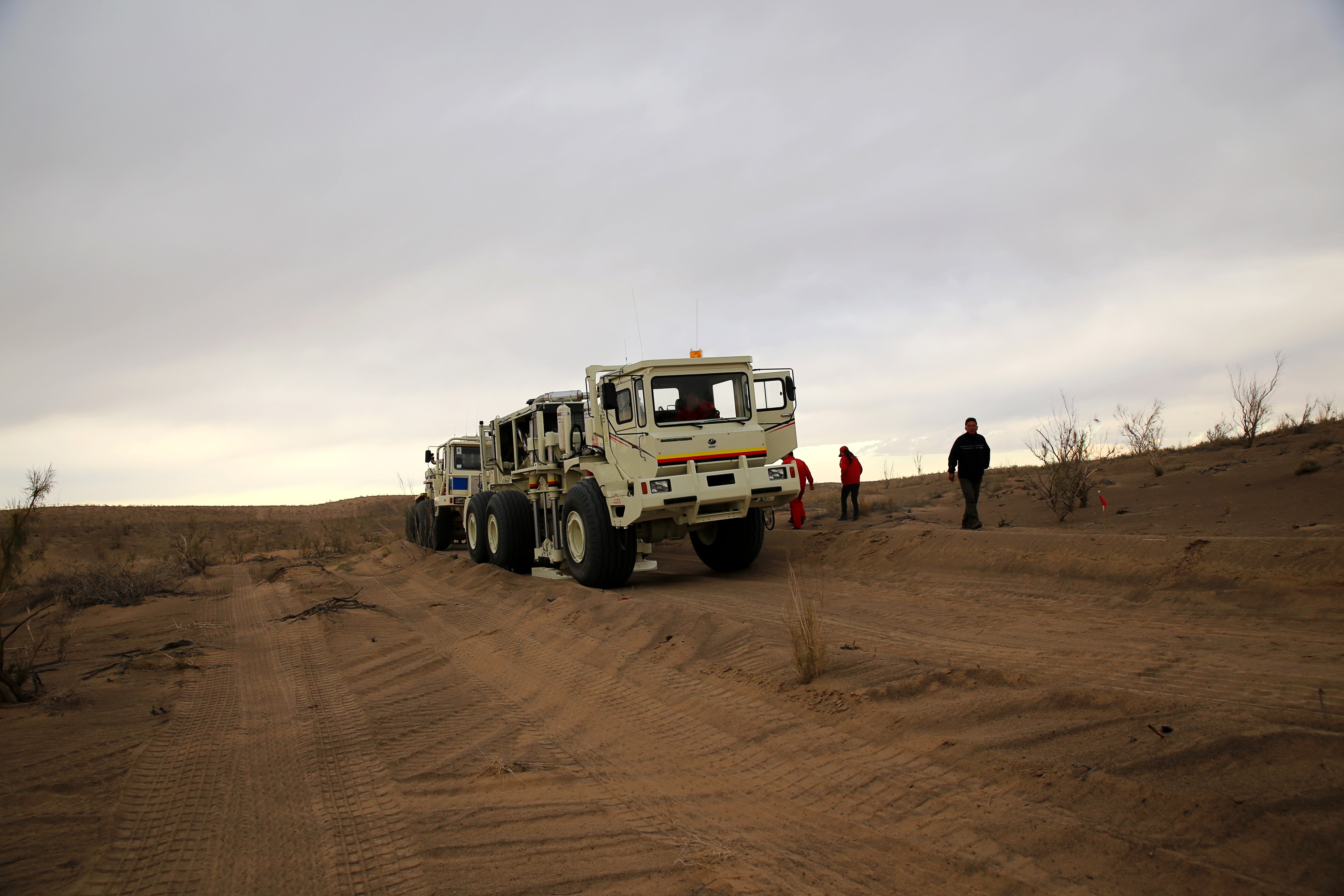 54可控震源产品54软地表运载底盘危品运输车辆野外营地设备油田