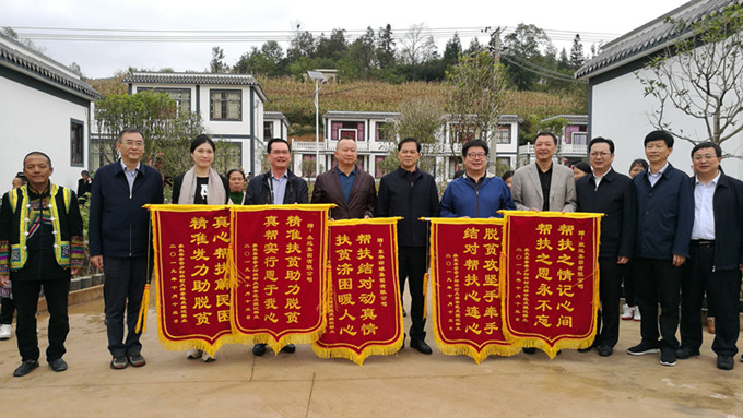 昭阳区凤凰街道龙山寨社区,一幢幢青瓦白墙格子窗的新房展示着易地
