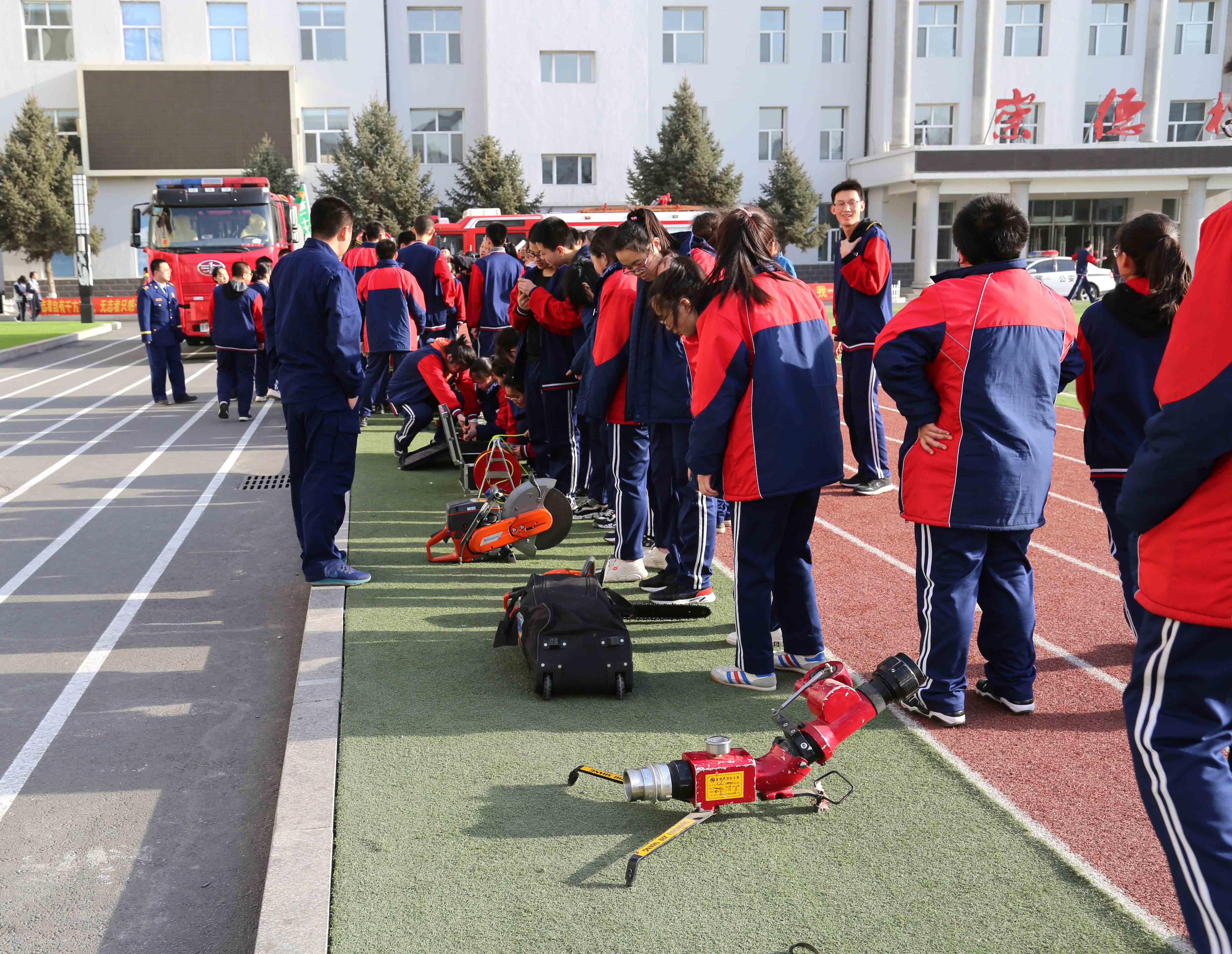 前郭五中消防安全疏散演练为了贯彻落实上级教育部门有关加强校园