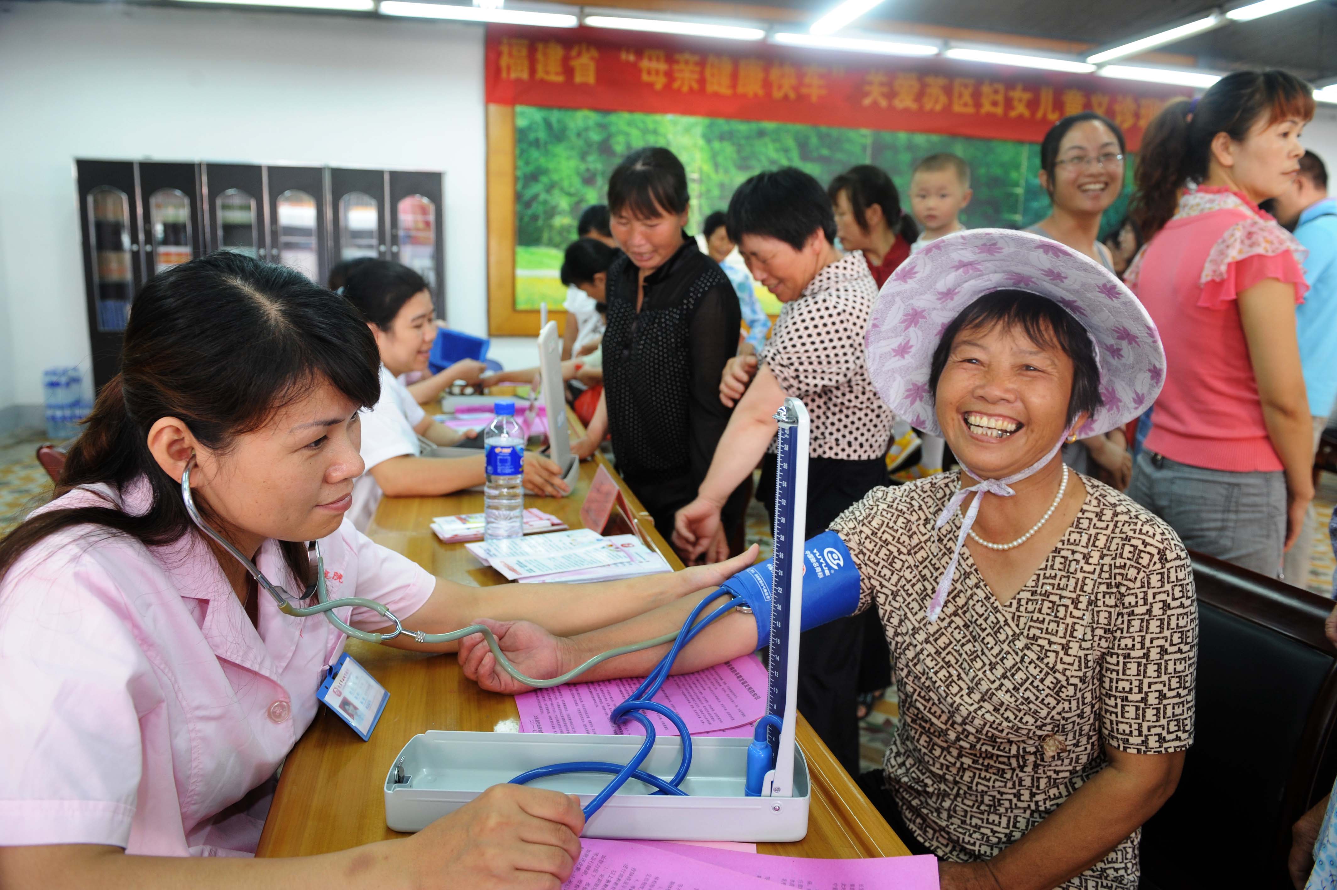 新图片-06-02-“母亲健康快车”在福建龙岩为农村妇女体检