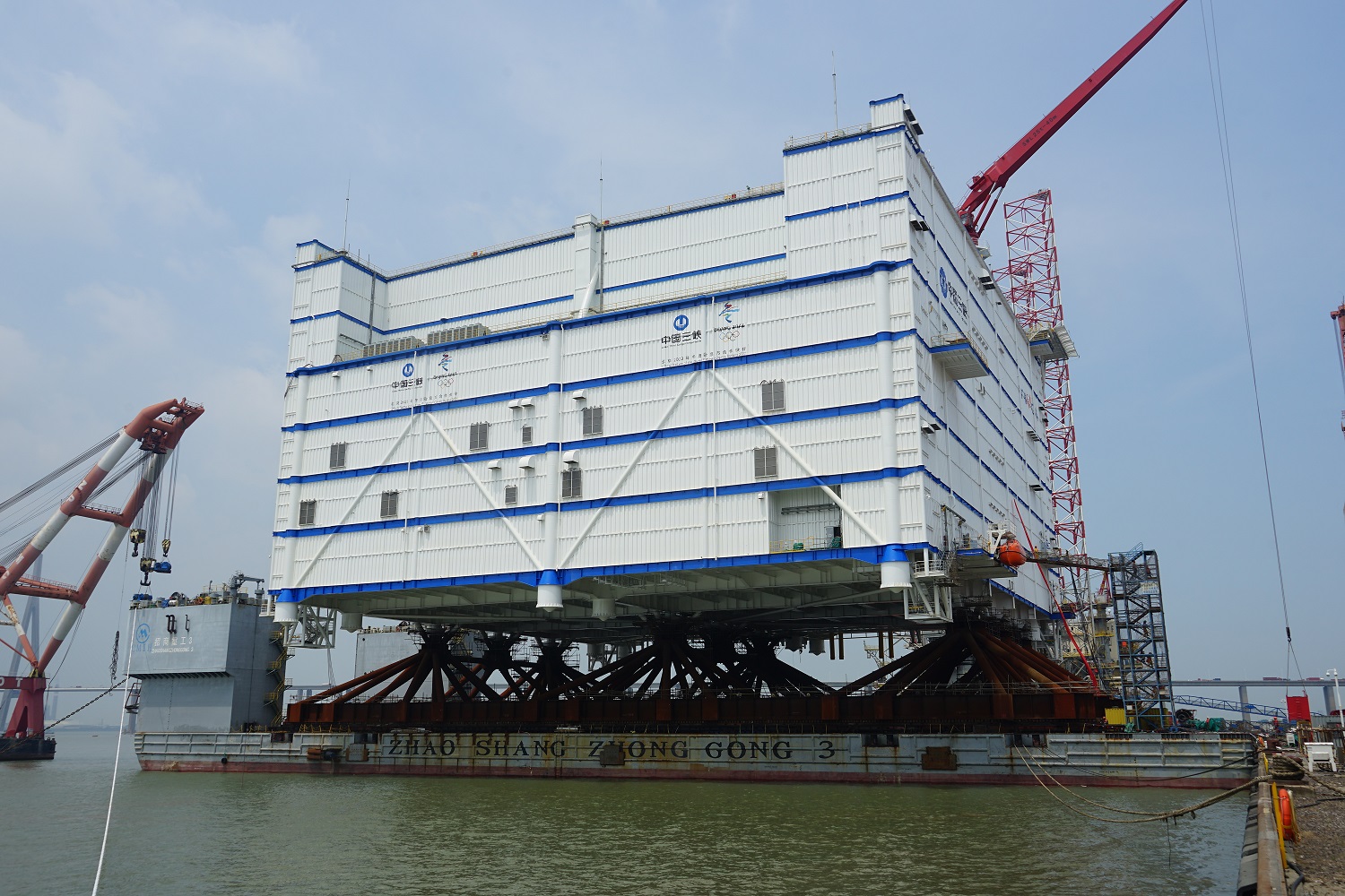 世界最大亚洲首座海上换流站在江苏南通正式发运