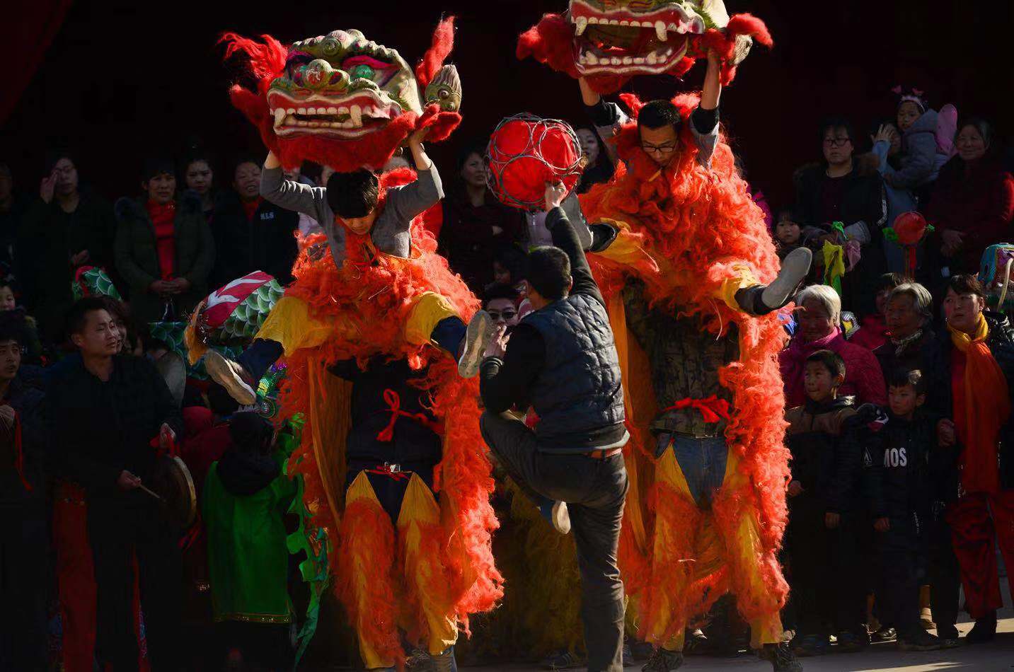 《斗狮》——张双来《千年傩戏捉黄鬼》——黄怀军《挂晒》——焦新增