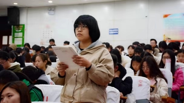 王承俊应邀在邯郸学院谈文学