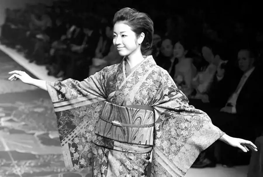 为何古代日本女人穿和服的时候不能穿内衣