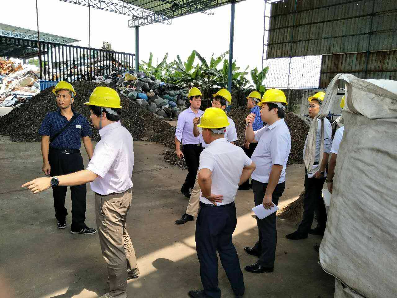 滕高锦向日本代表团介绍废铁回收工艺