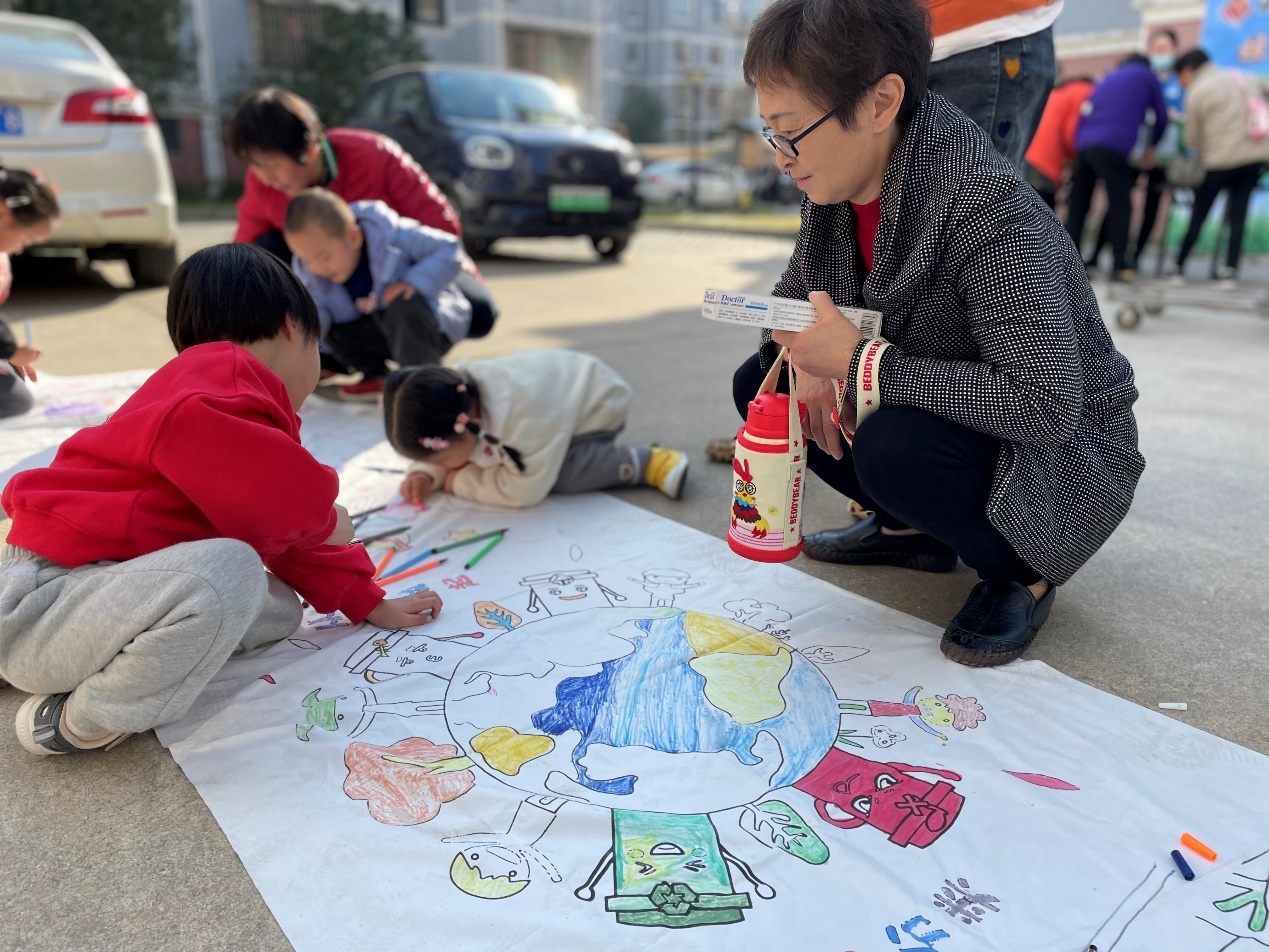 工作人員帶領居民進行了垃圾分類知識競賽,居民根據轉盤或卡片回答