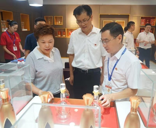 五粮液集团股份公司魏红英杨韵霞等领导深入五谷春酒业调研