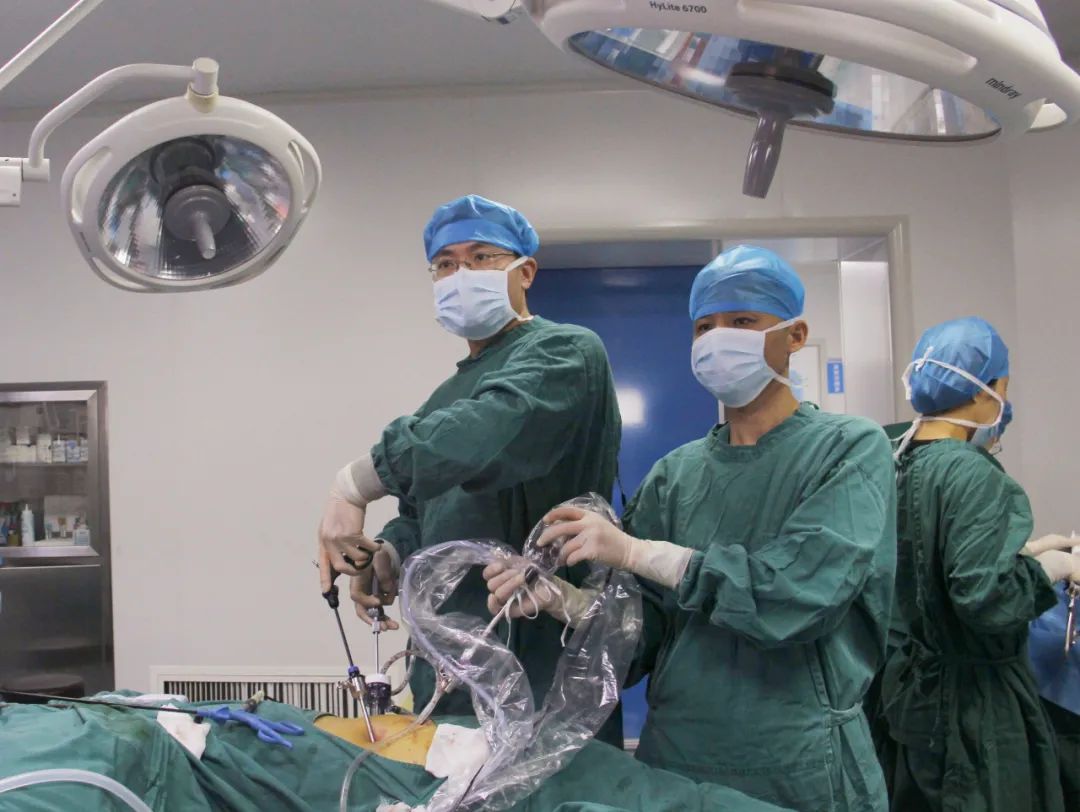 我院崔心刚泌尿外科中心成功开展了一体位腹膜外入路腹腔镜下肾输尿管