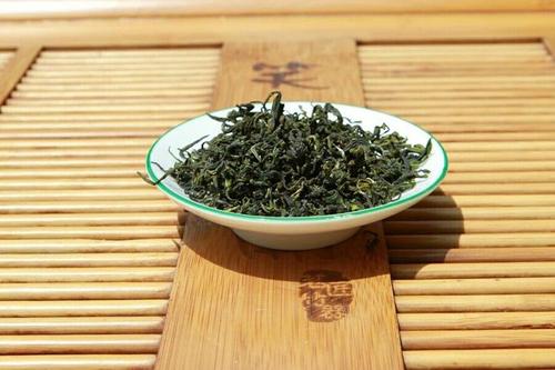 清溪玉芽是产于淳安县清溪湖畔的一种绿茶