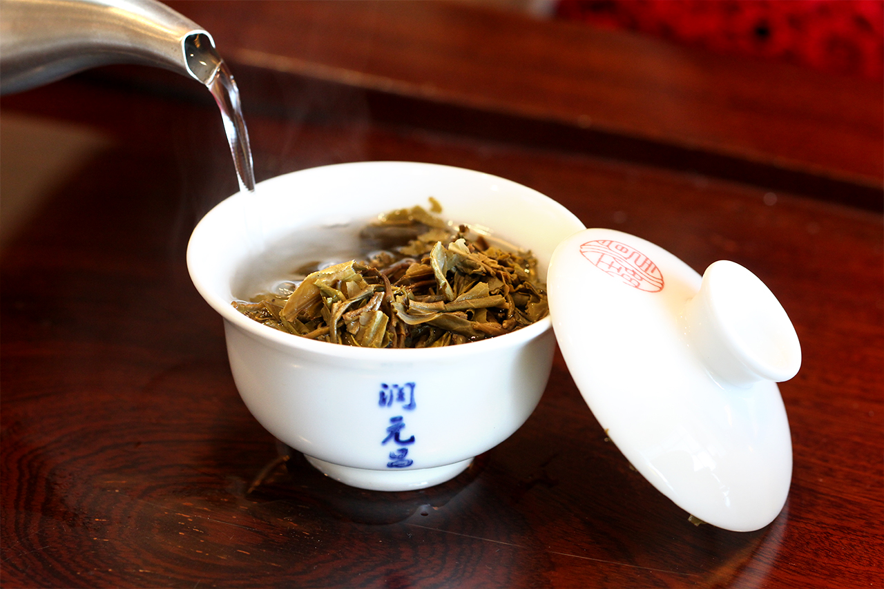 润元昌普洱茶注水