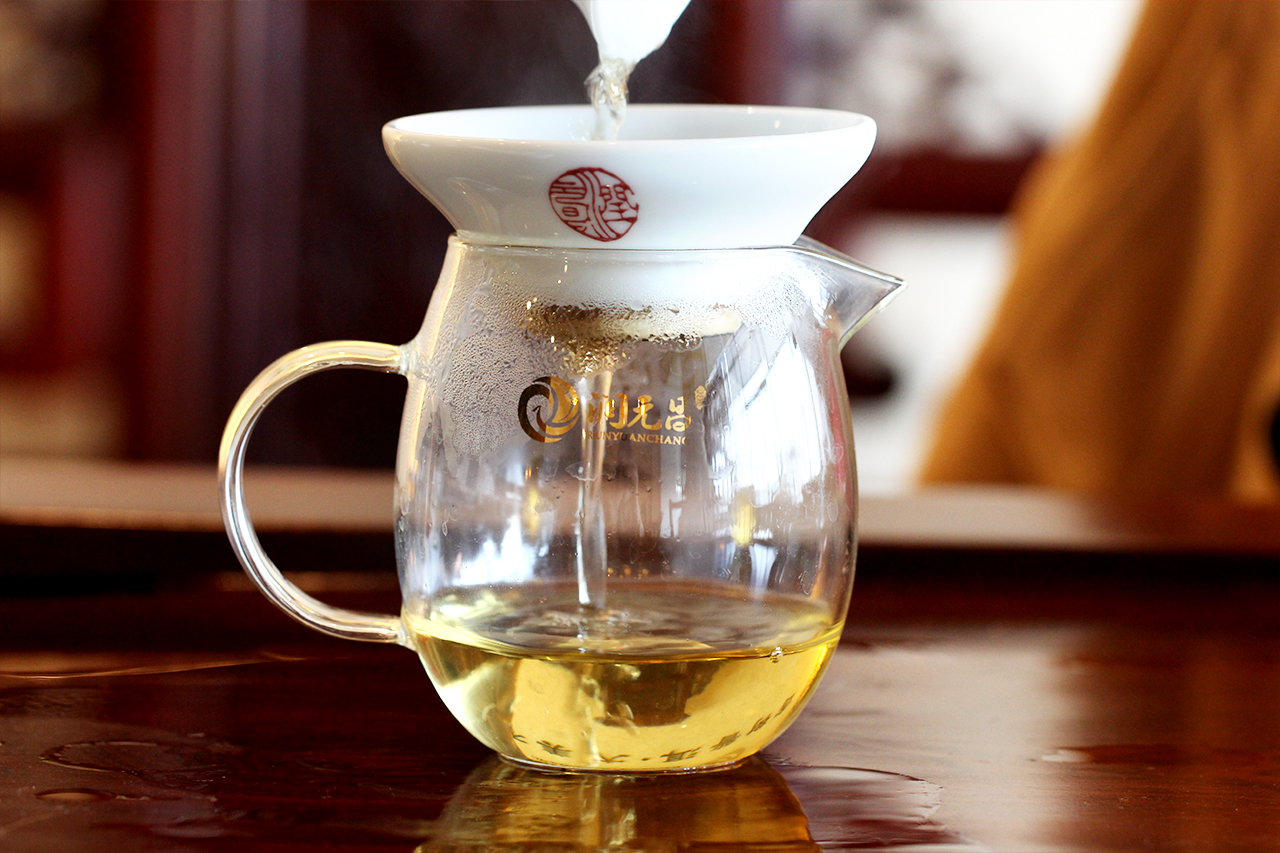 润元昌普洱茶出汤