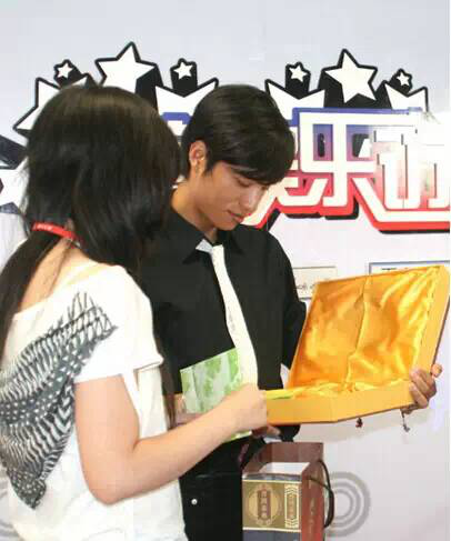 陈坤明星也爱喝普洱茶