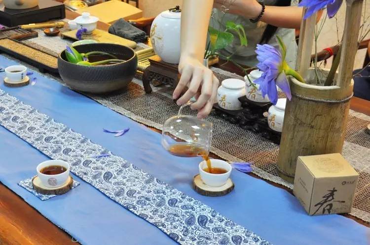 润元昌普洱茶小鱼茶艺-7