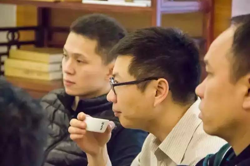 学员在品饮普洱茶6