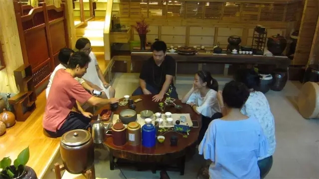 亲朋好友一起喝茶，其乐融融.webp