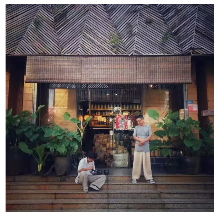 低调的茶行外景，詹掌柜正在清理茶器