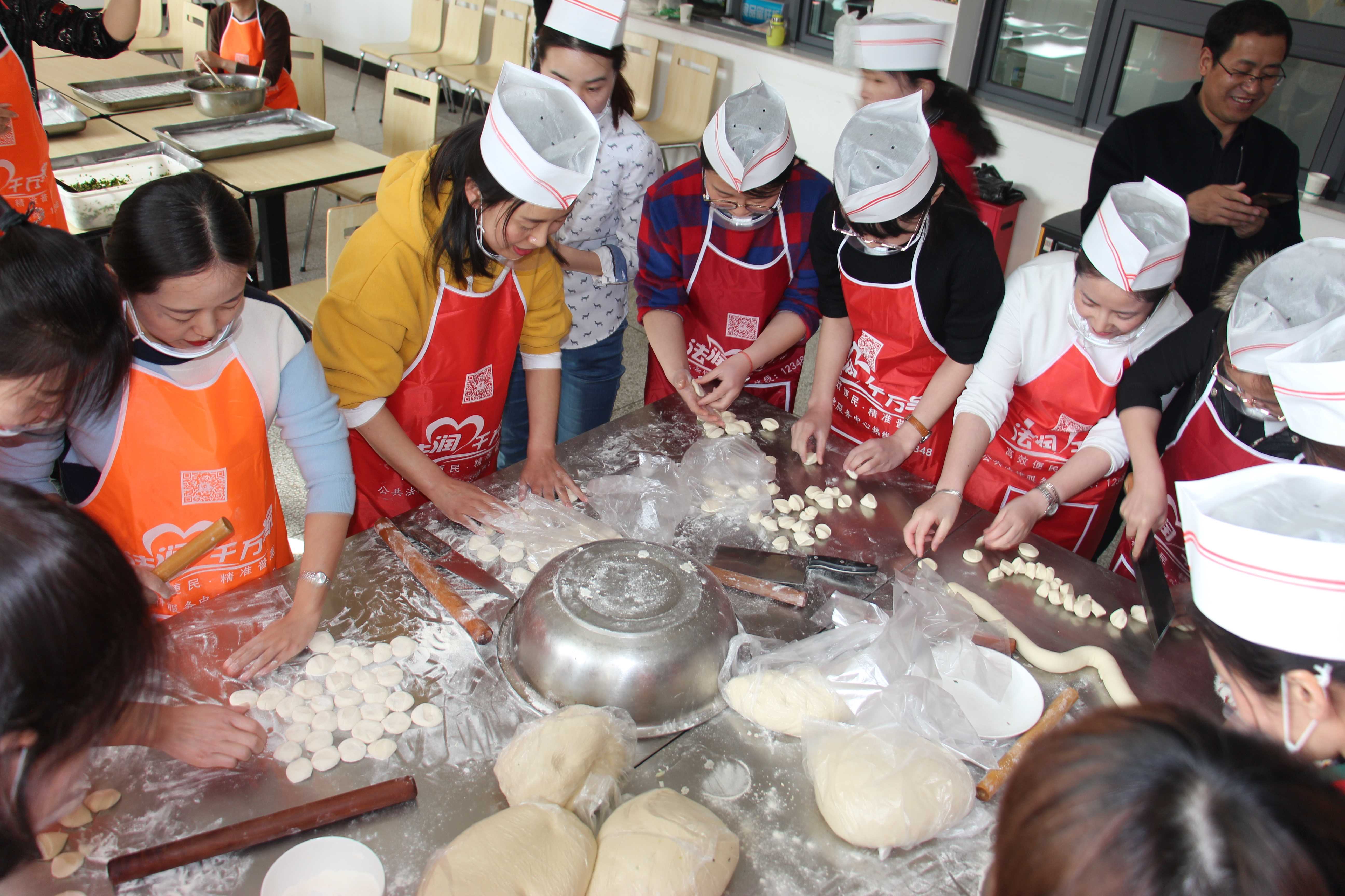 嘉峪关市残联举办庆三八巧主妇包饺子比赛活动