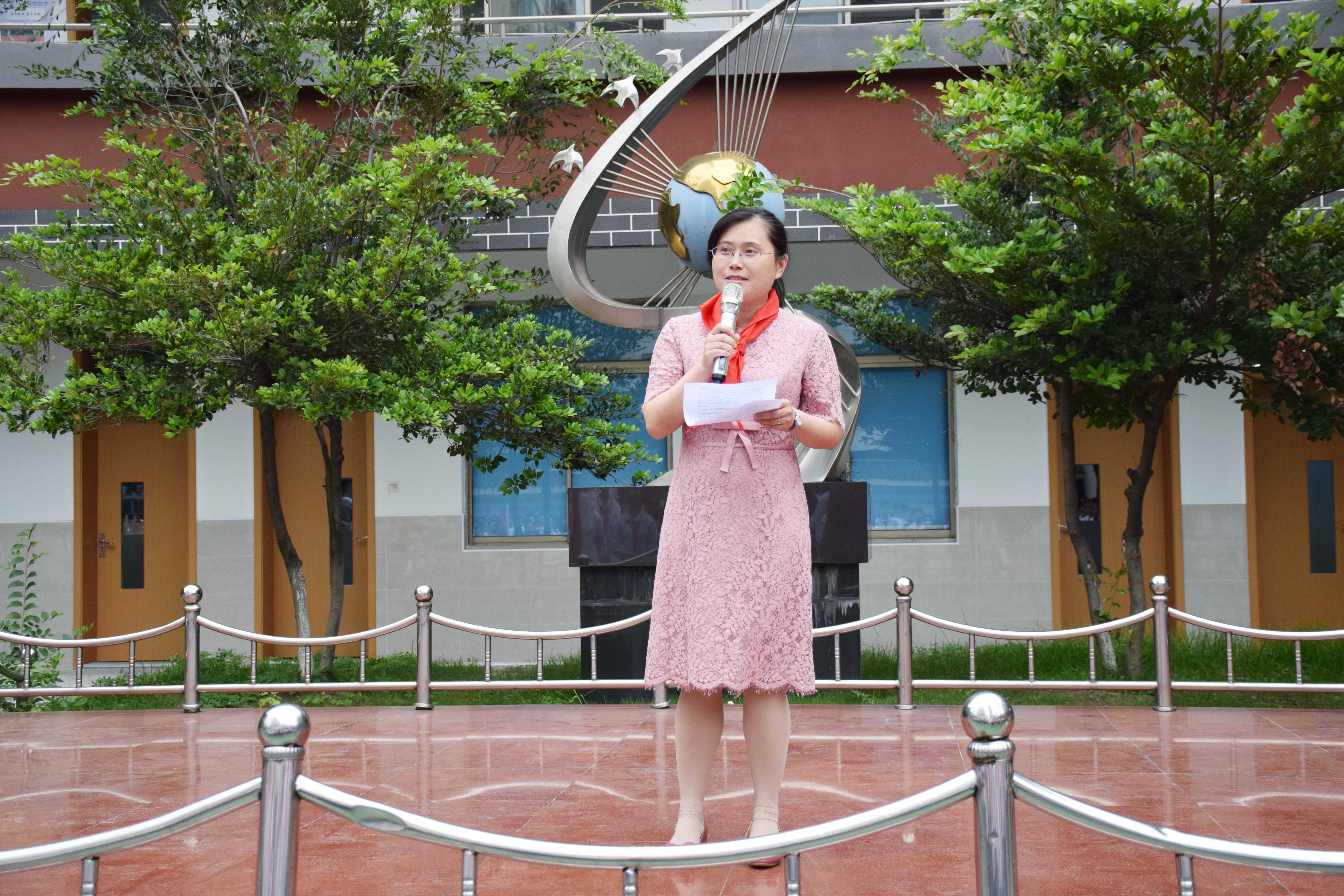 团委书记陈虹老师带领全体队员"呼号".