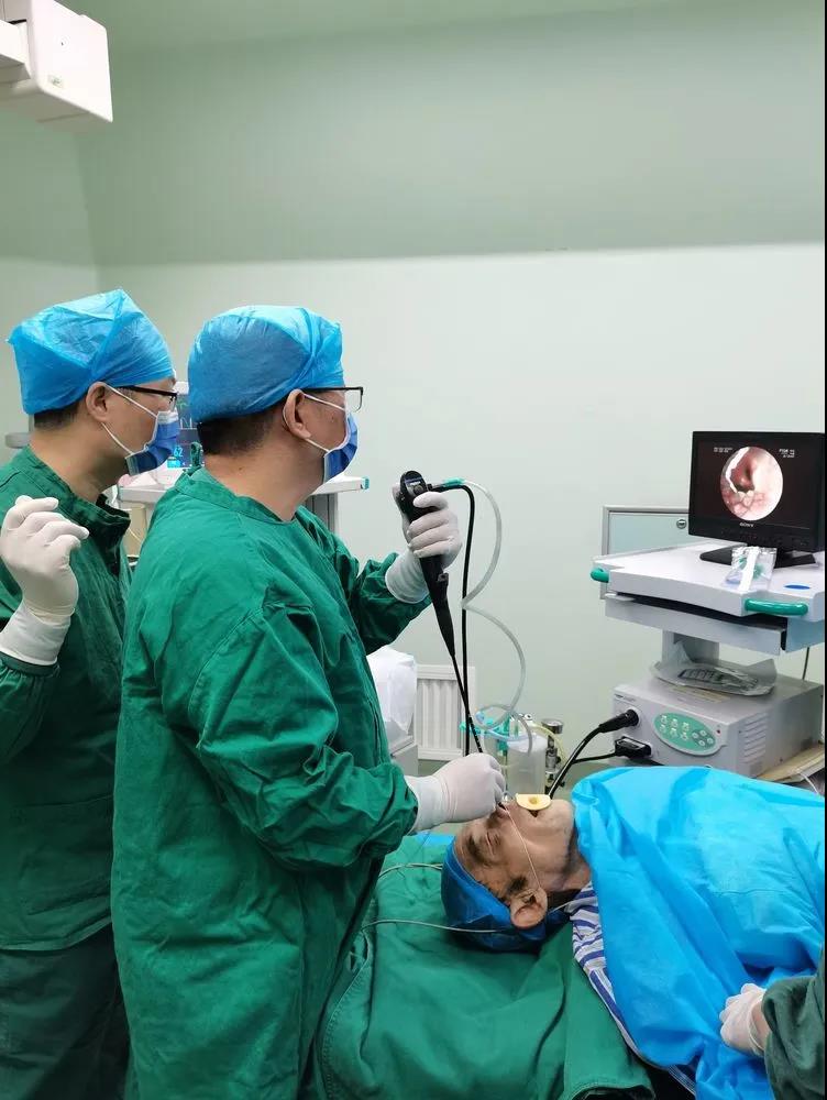 我院呼吸内科顺利完成一例高难度支气管支架手术