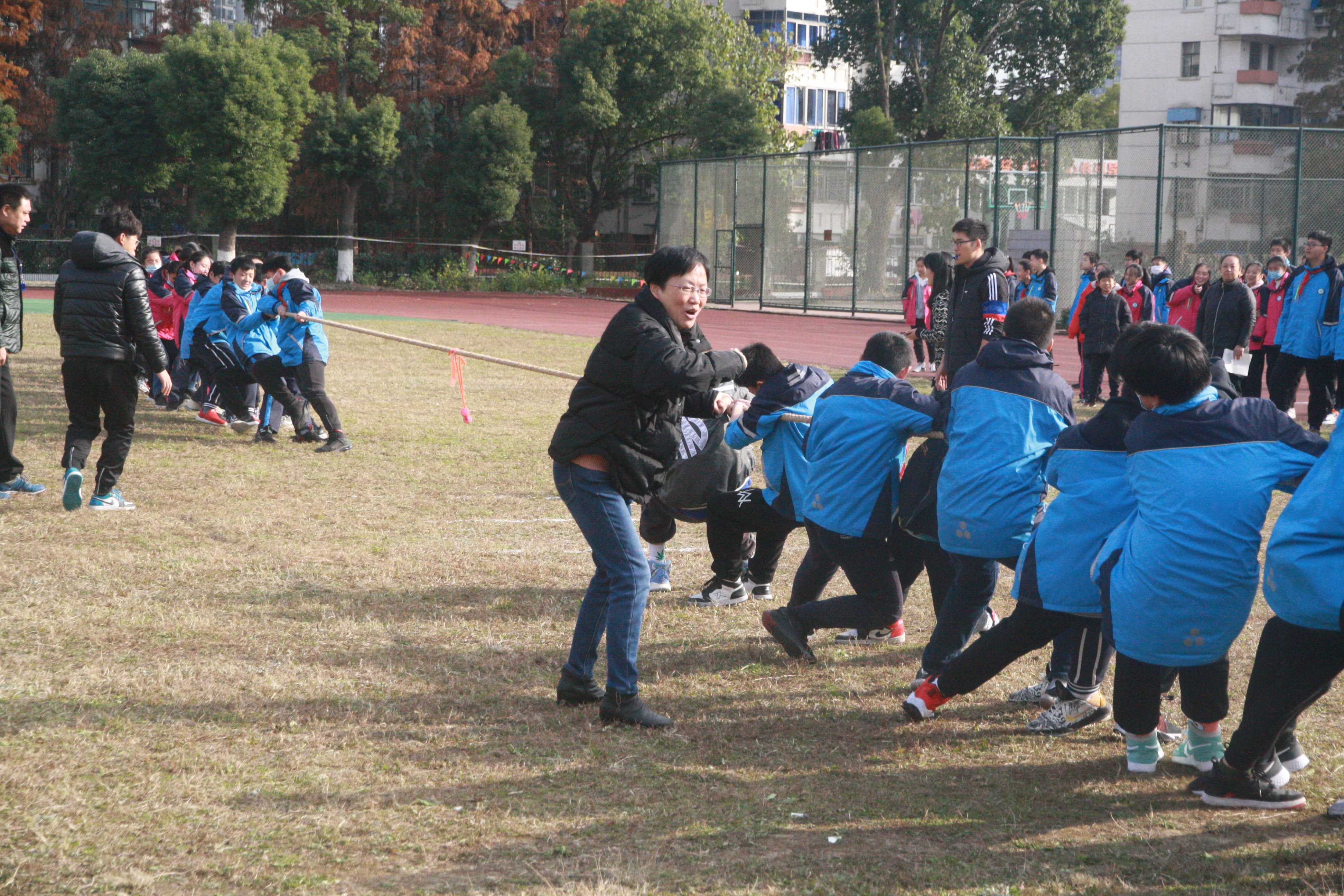 人心齐泰山移记山北中学拔河比赛预赛