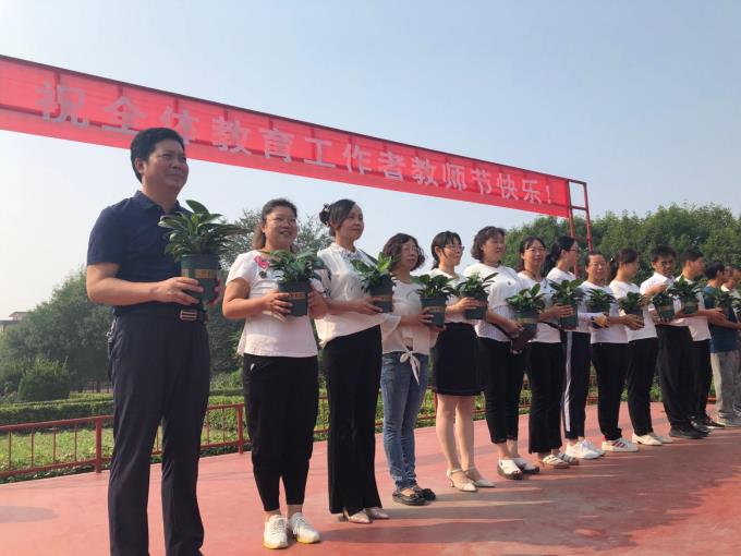 东风小学开展绿植赠园丁节日送祝福教师节祝福活动