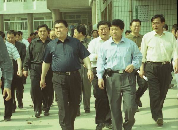 2004年5月12日河南省原省长李成玉视察我院工作