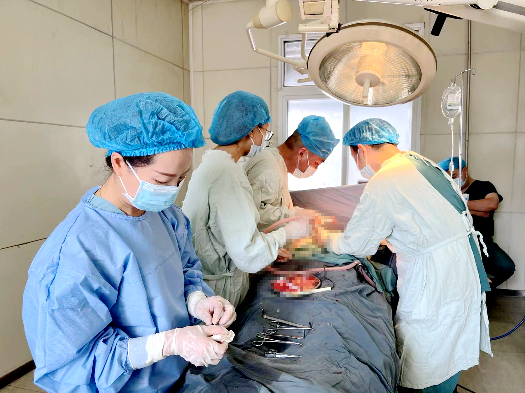 3201医院医成功完成一例注射隆胸术后一次性取出注射物及假体植入术
