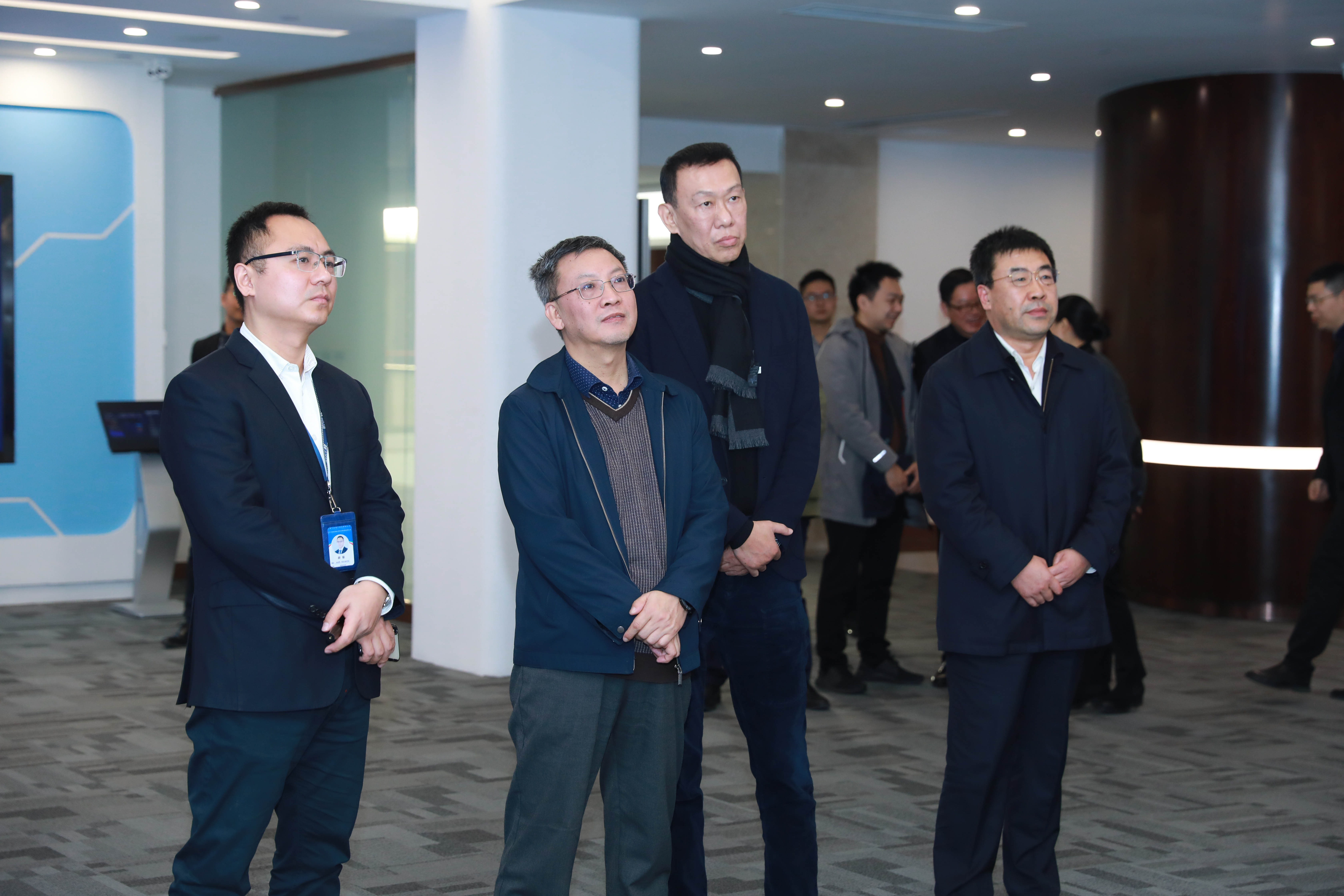 董事吴永钢陪同下实地参观了能源交通公司上海电商公司及新能泰山公司