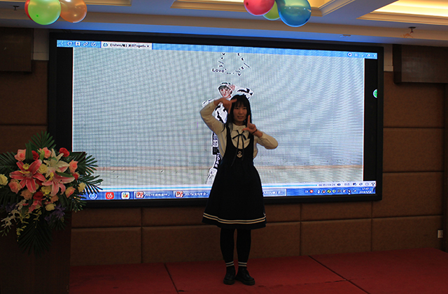 114图11歌舞表演