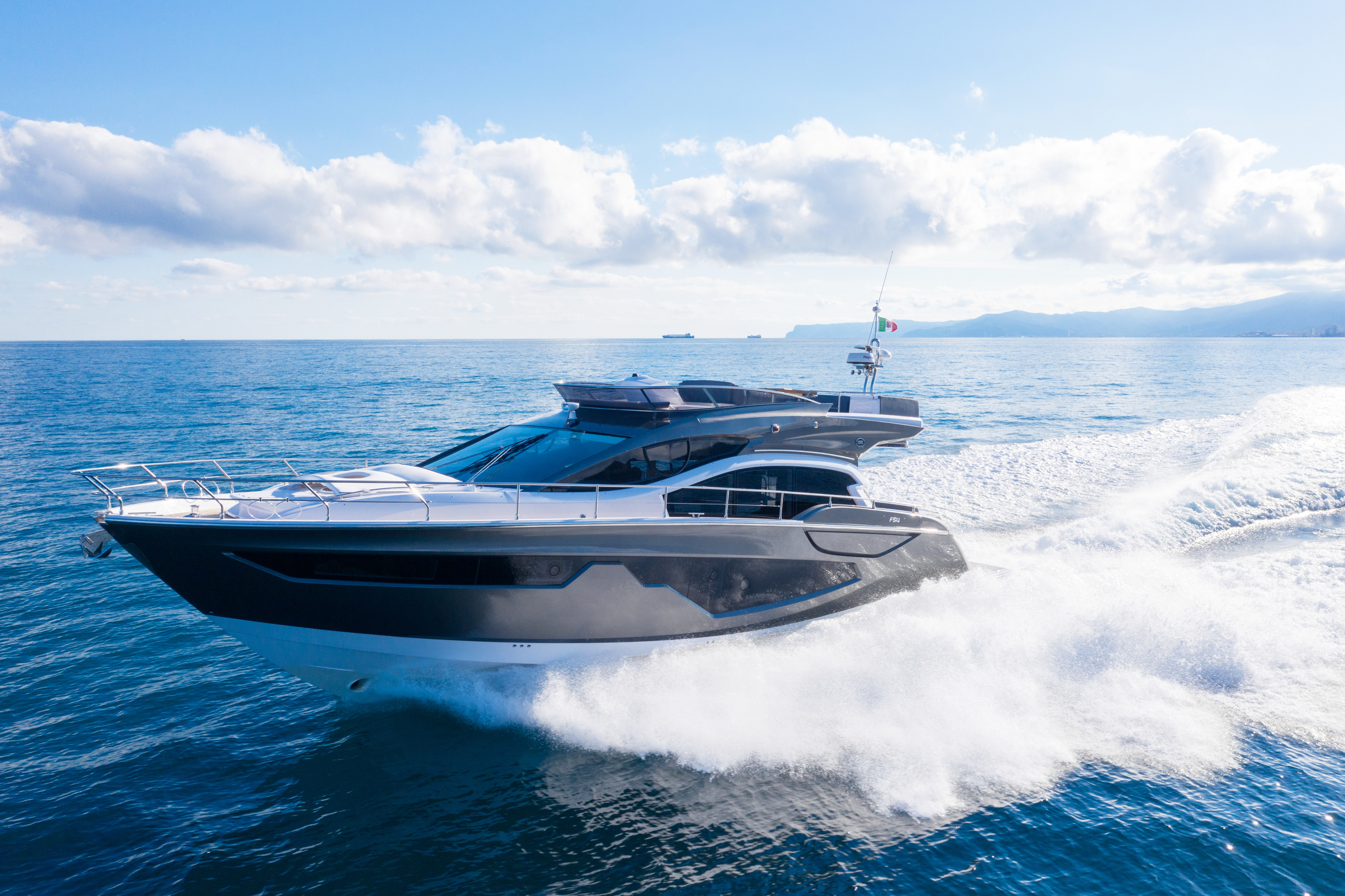 作为兼具欧式和美式优点的高速游艇,意大利游艇品牌sessa游艇融合了