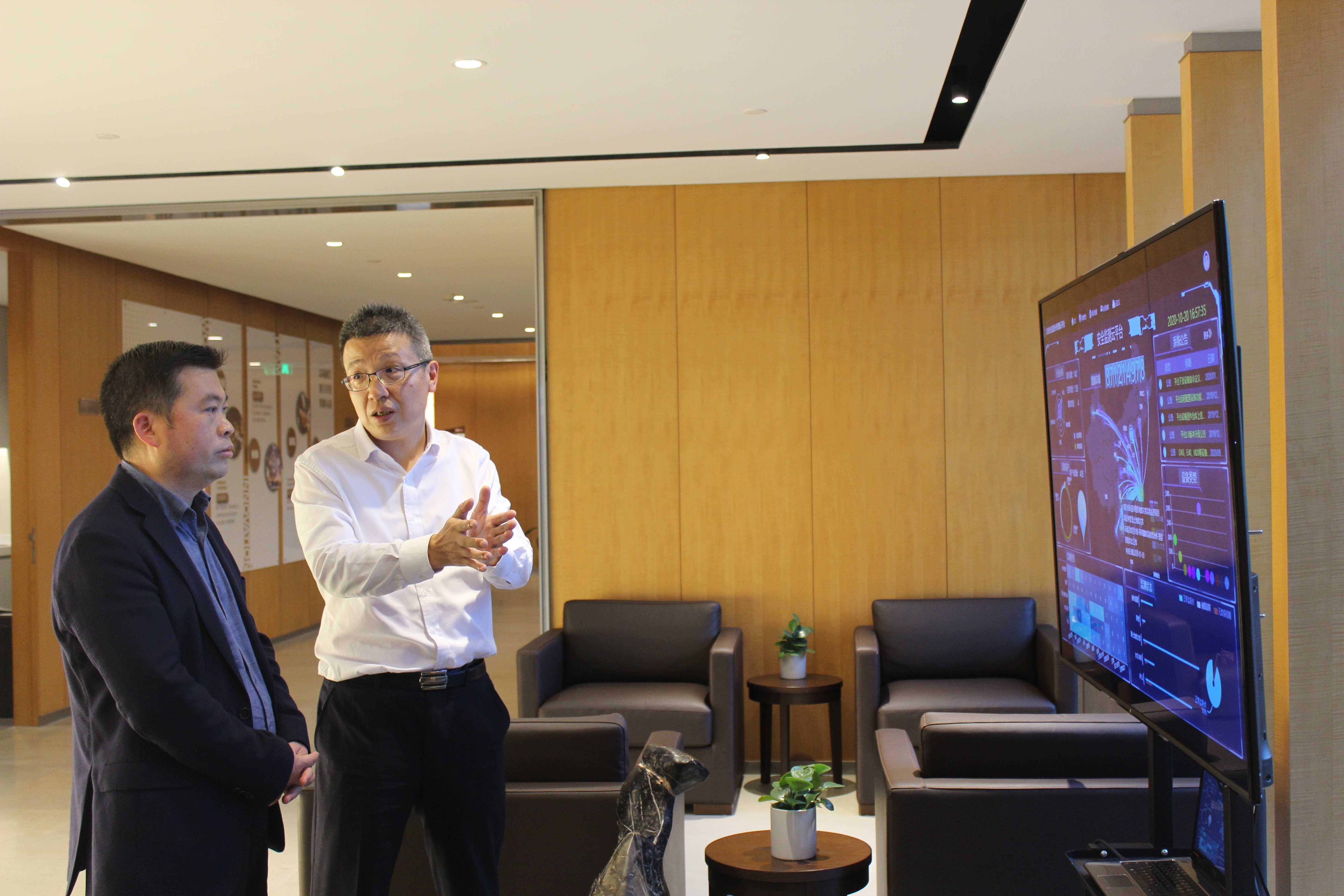 云上贵州大数据产业发展有限公司党委书记,执行董事邓龙江来访公司